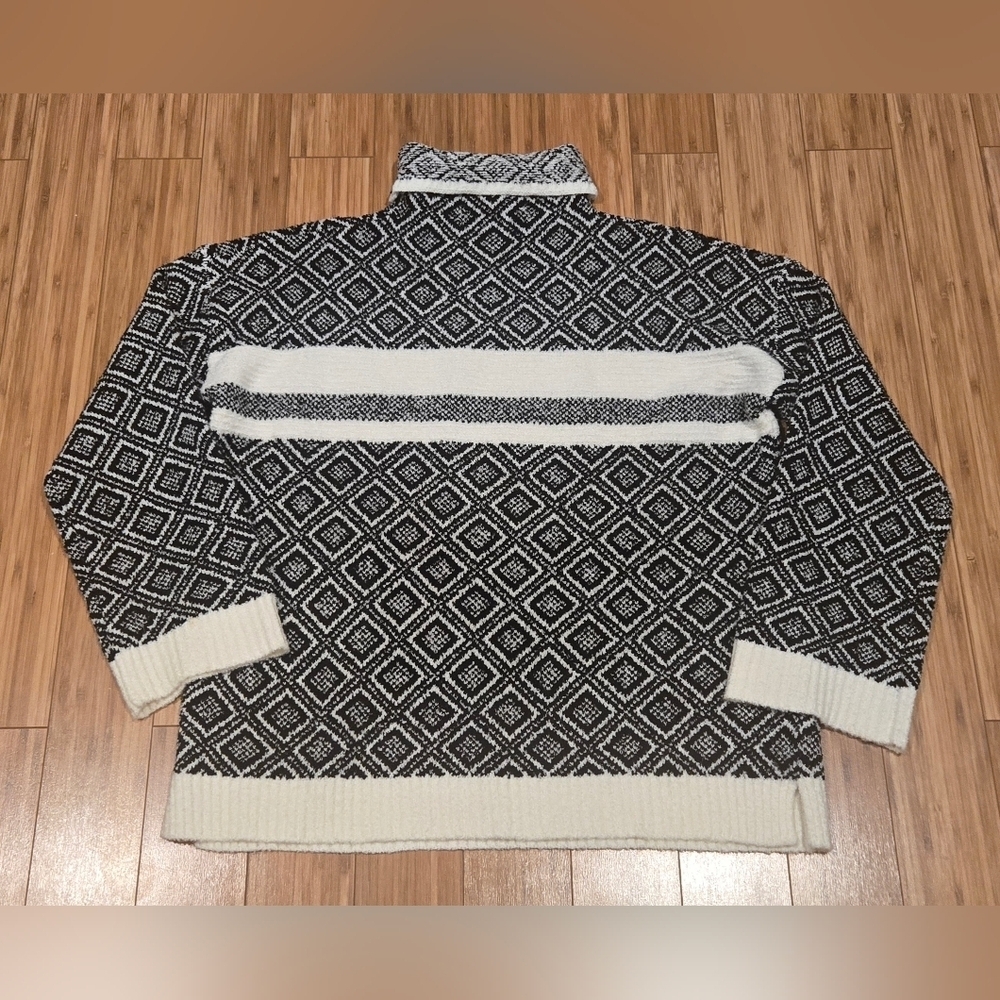 Cable & Gauge Black and White Patterned Sweater